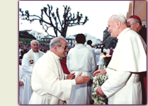 Foto cumprimentando o Papa João Paulo II